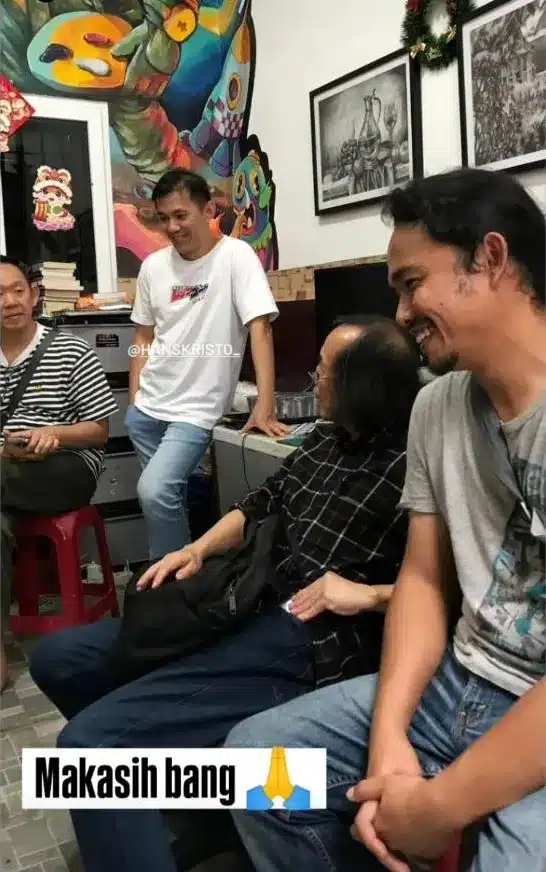 Hans Kristo | Pop Surrealism Artist | Indonesia Pop Surrealism | Lowbrow artist 18 Senior art curator Hendro Wiyanto and collector Franky Pandana during a studio visit to contemporary artist Hans Kristo's studio in Medan.